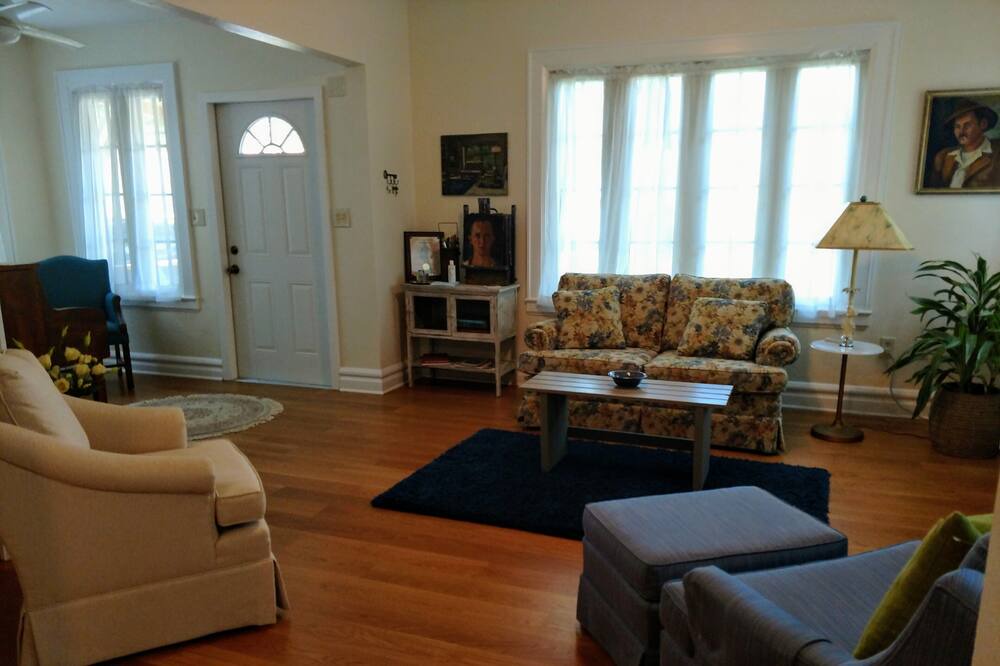 Photo of Livingroom in Gillespie Park