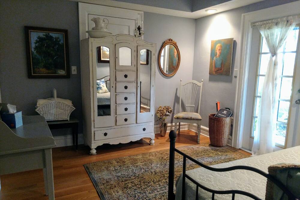 Photo of Livingroom in Gillespie Park