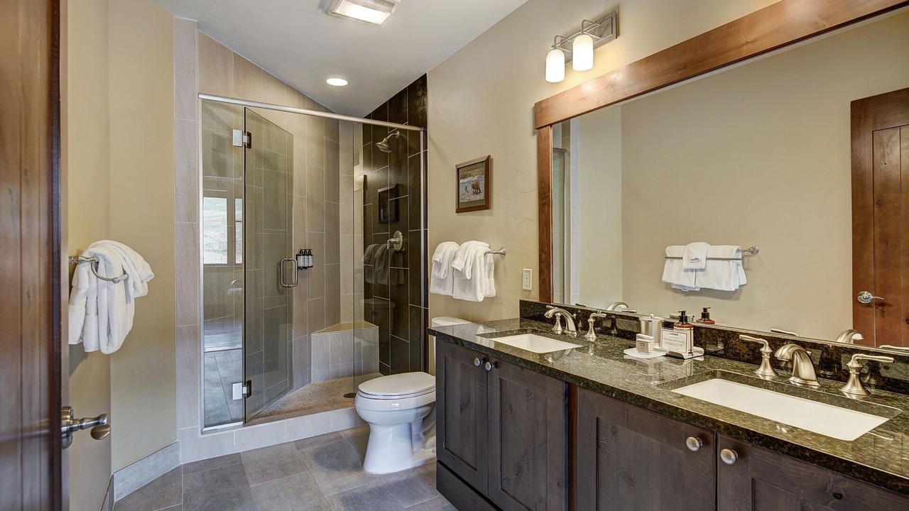 Photo of Bathroom in Peak 8