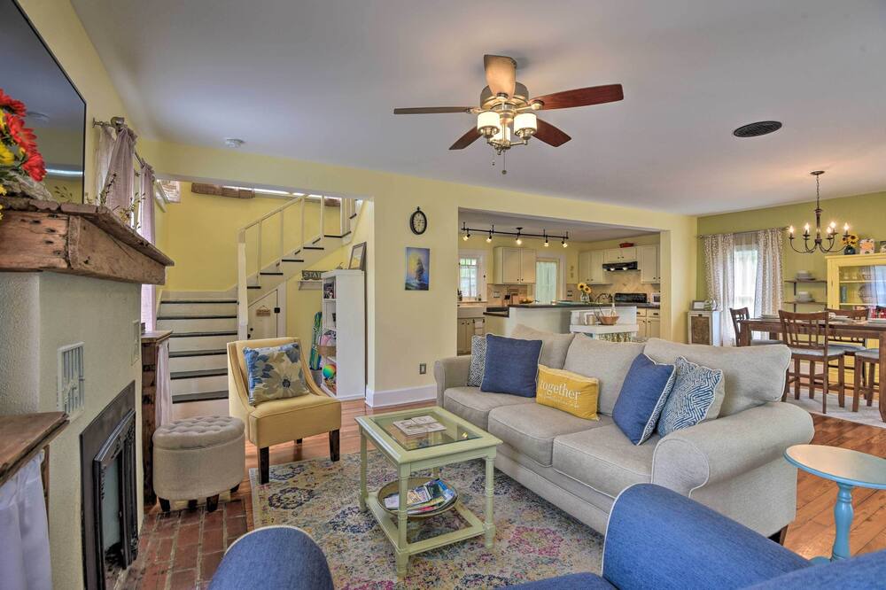 Photo of Livingroom in Gillespie Park