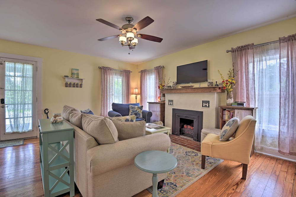 Photo of Livingroom in Gillespie Park