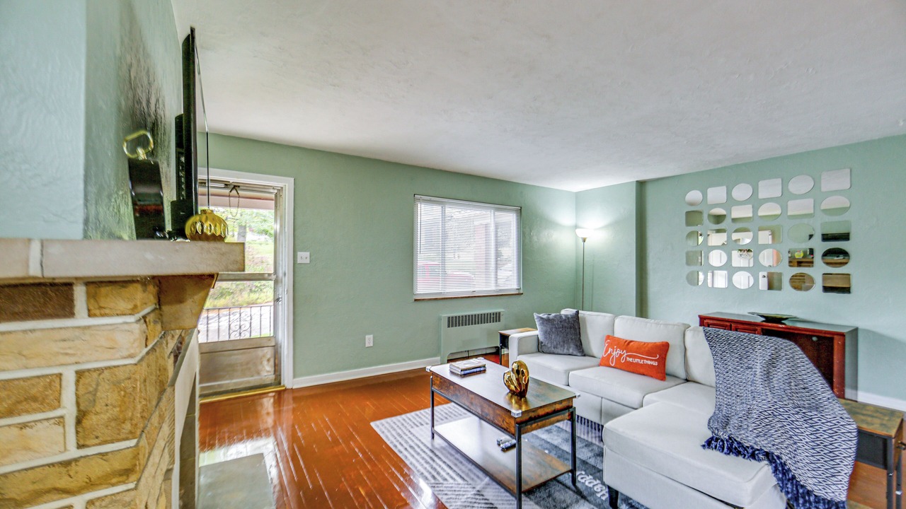 Photo of Livingroom in Forest Hills