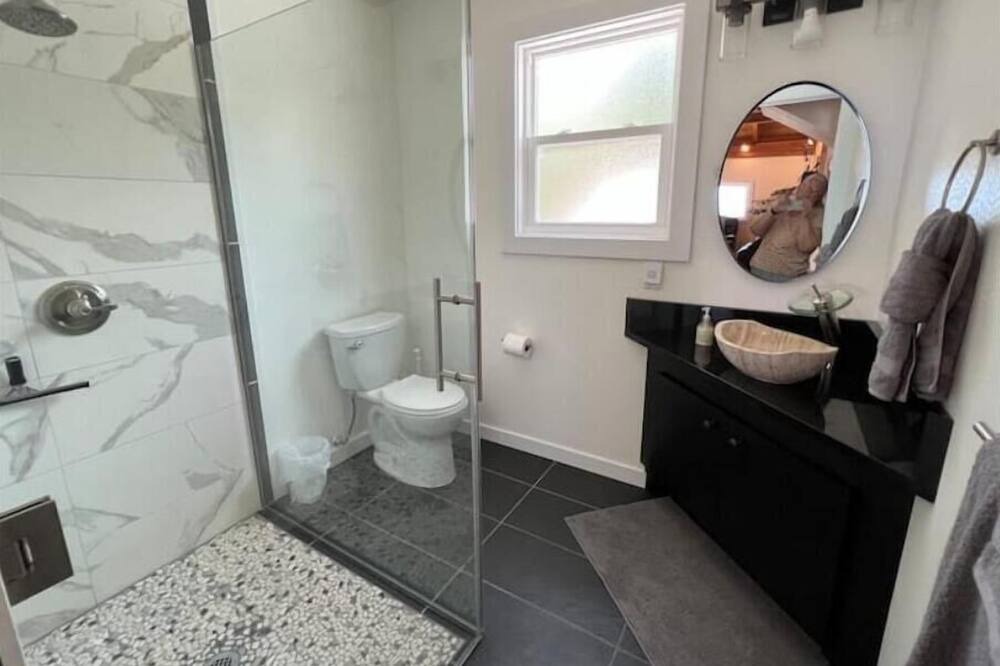 Photo of Bathroom in Kukuihaele