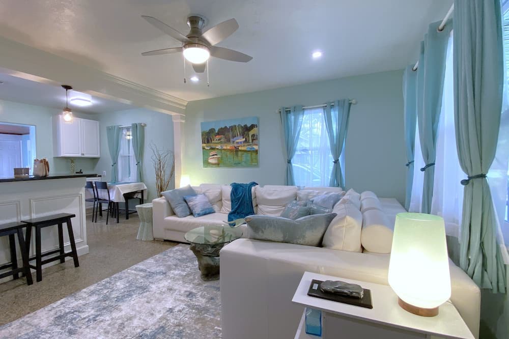 Photo of Livingroom in Gillespie Park