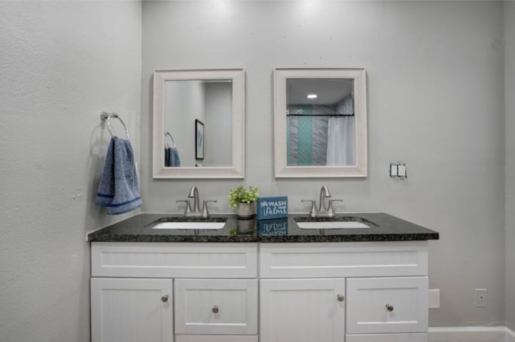 Photo of Bathroom in South Gate Ridge