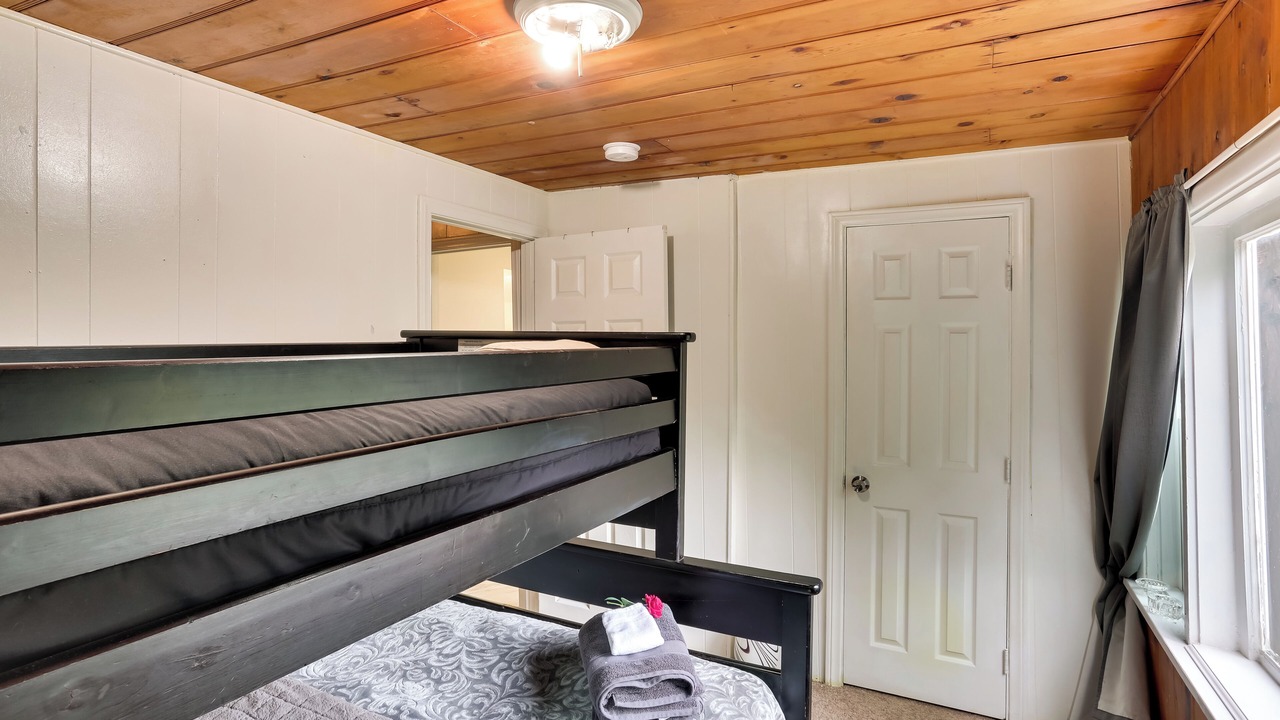 Photo of Bedroom in Crestline