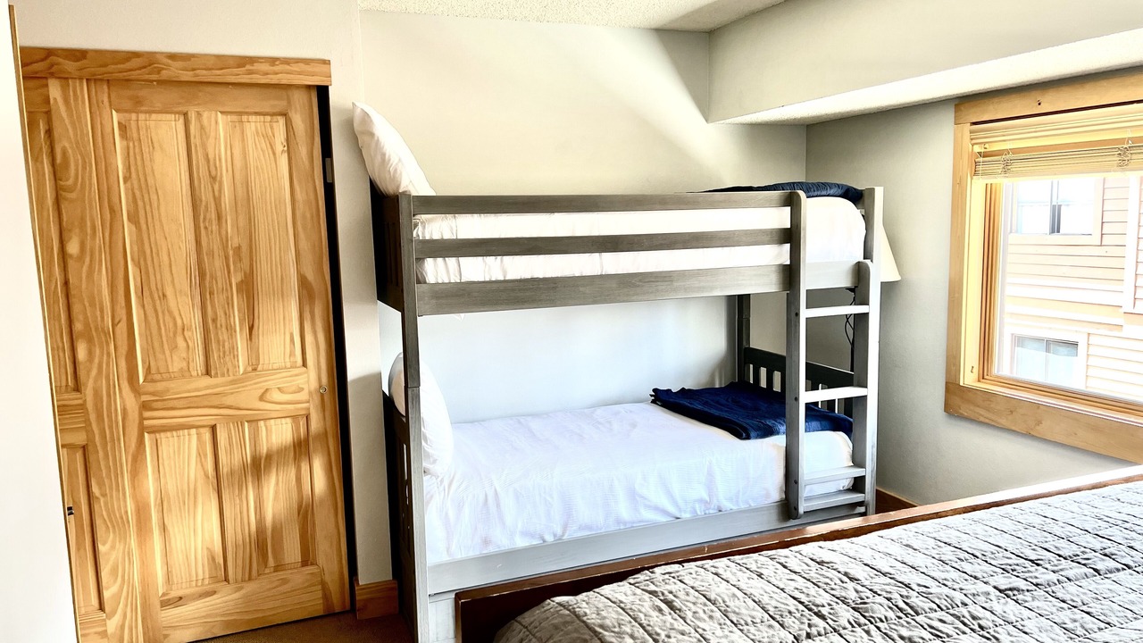 Photo of Bedroom in Peak 9