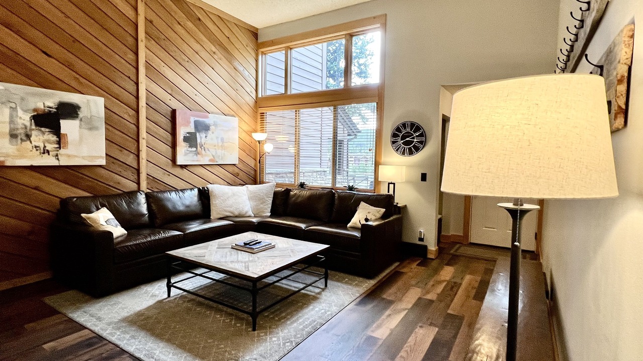Photo of Livingroom in Peak 9