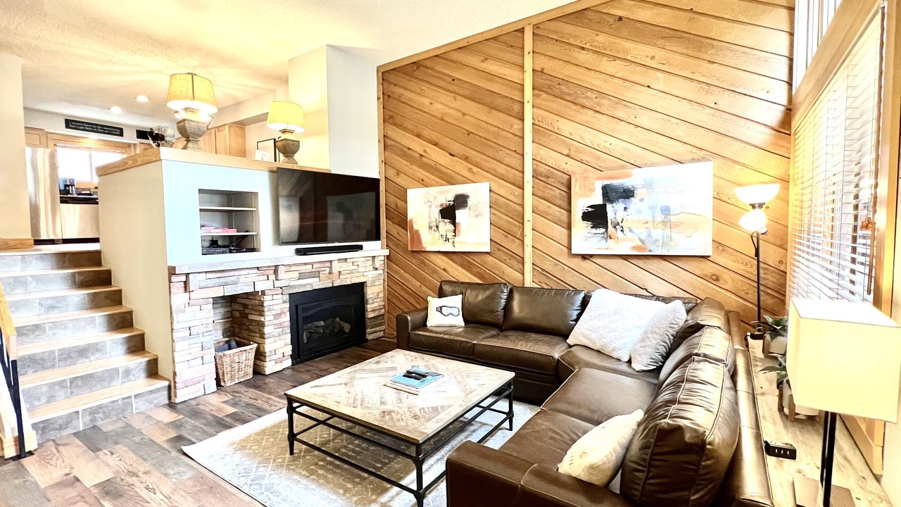 Photo of Livingroom in Peak 9