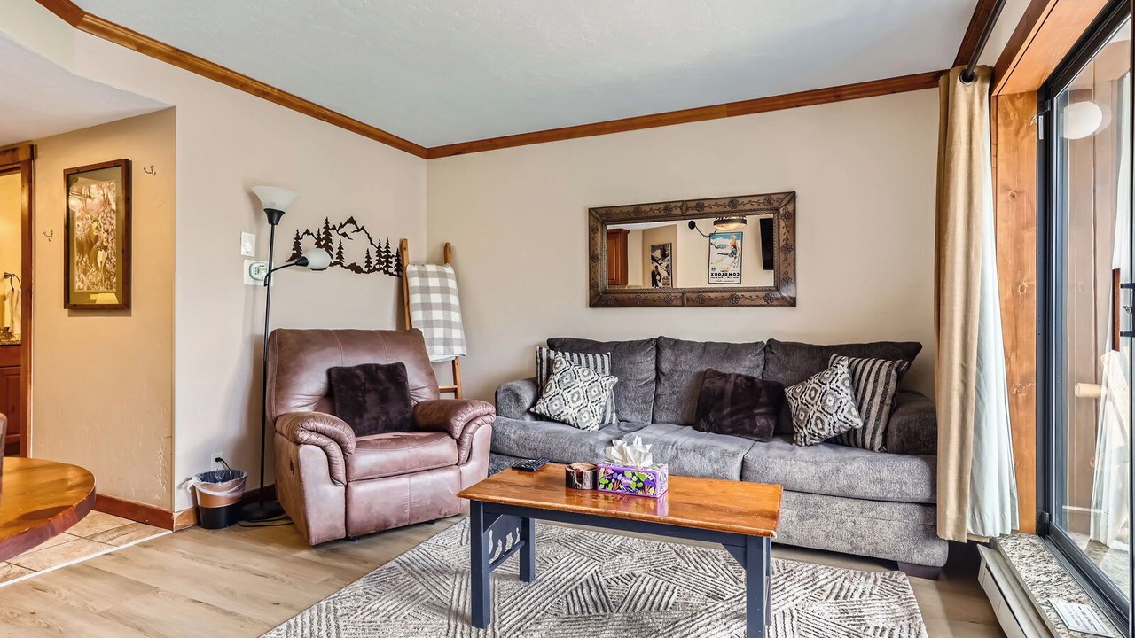 Photo of Livingroom in Peak 9
