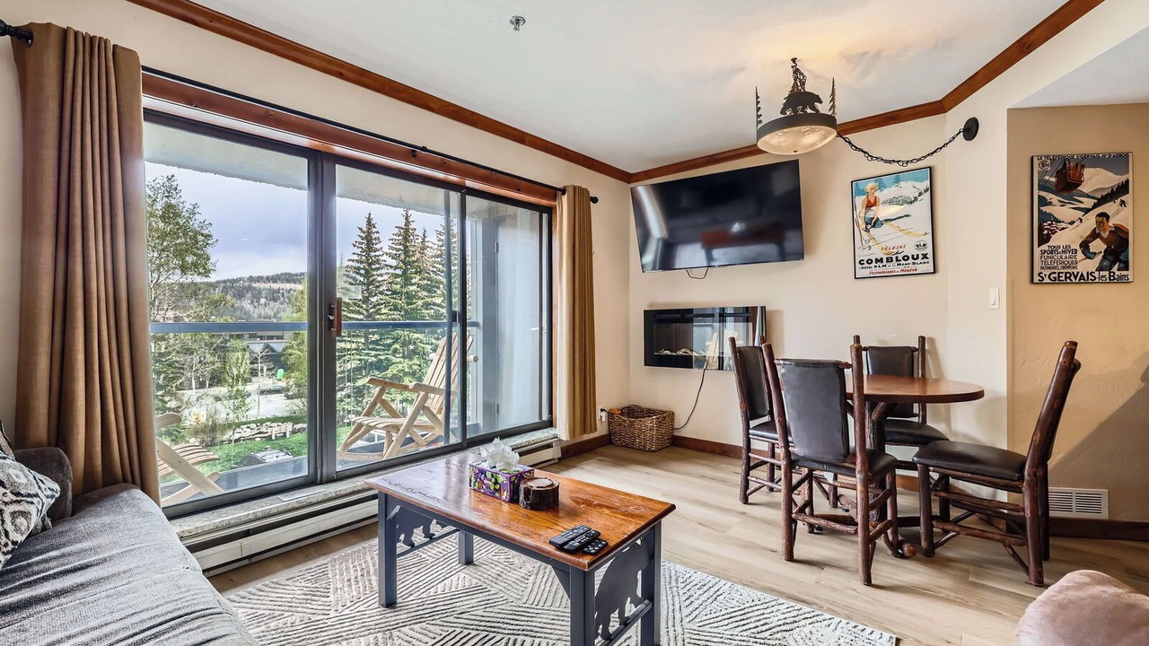 Photo of Livingroom in Peak 9