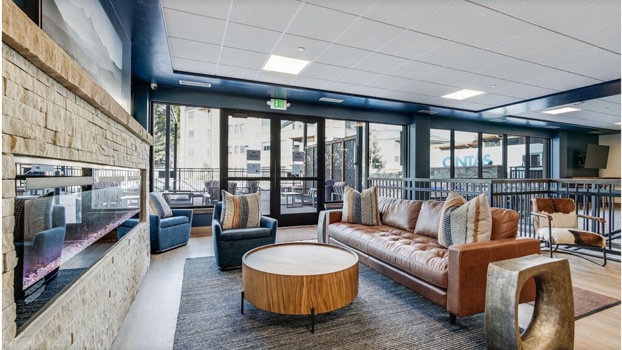 Photo of Livingroom in Peak 9