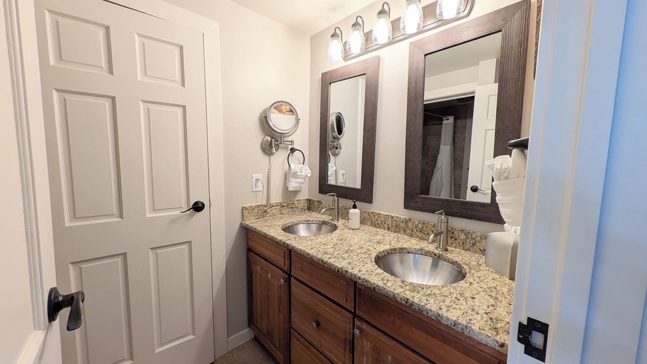 Photo of Bathroom in Peak 9