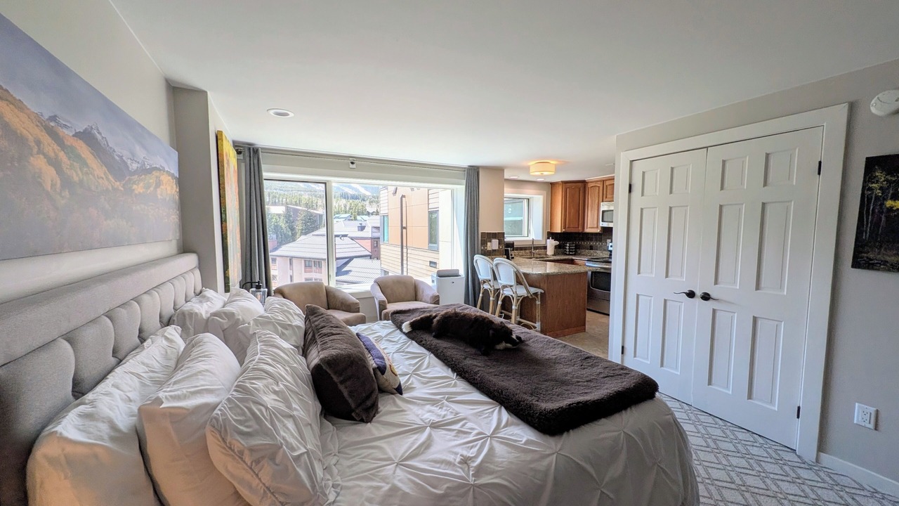 Photo of Bedroom in Peak 9