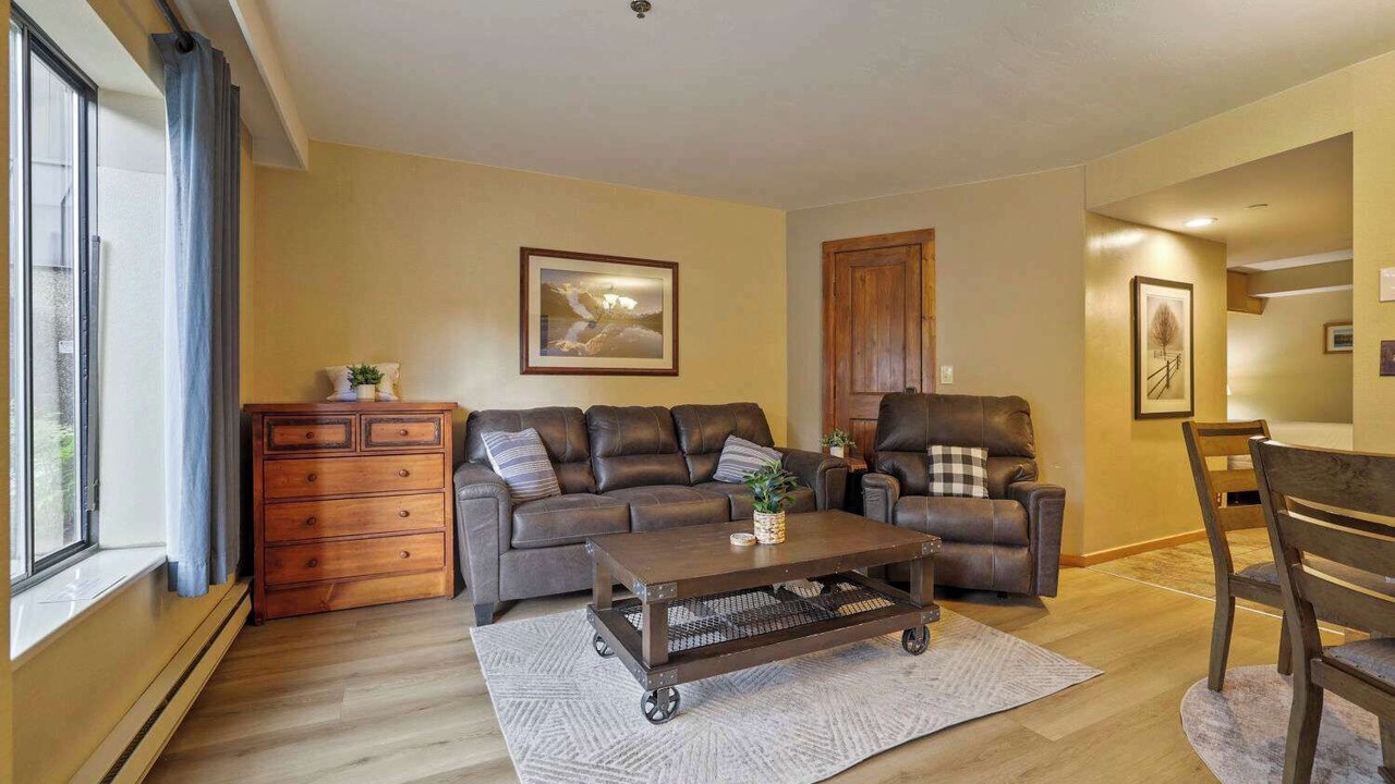 Photo of Livingroom in Peak 9