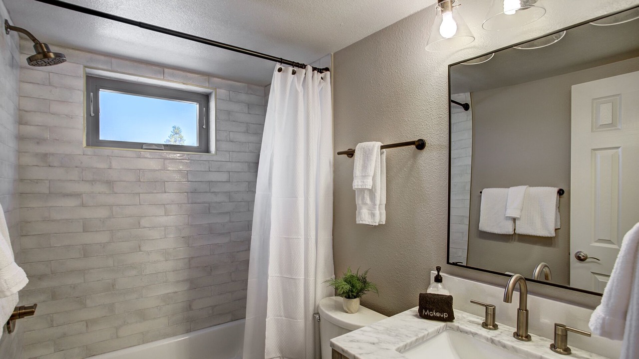 Photo of Bathroom in Peak 8