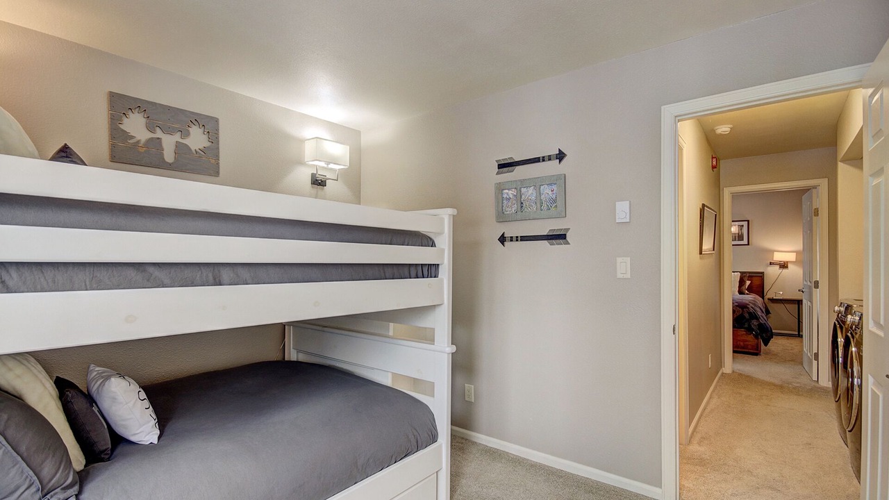 Photo of Bedroom in Peak 8