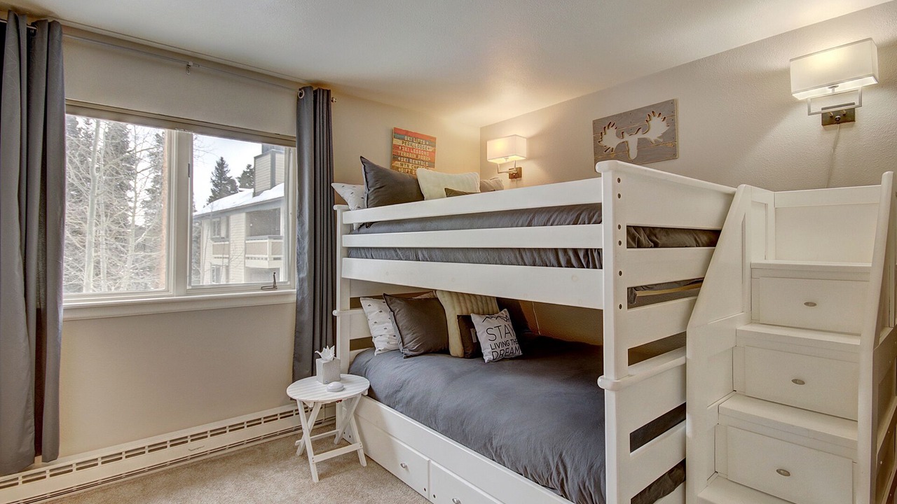 Photo of Bedroom in Peak 8
