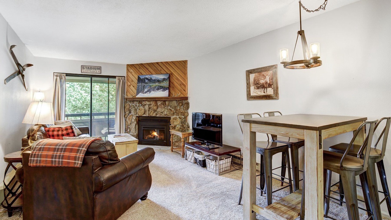 Photo of Livingroom in Peak 8
