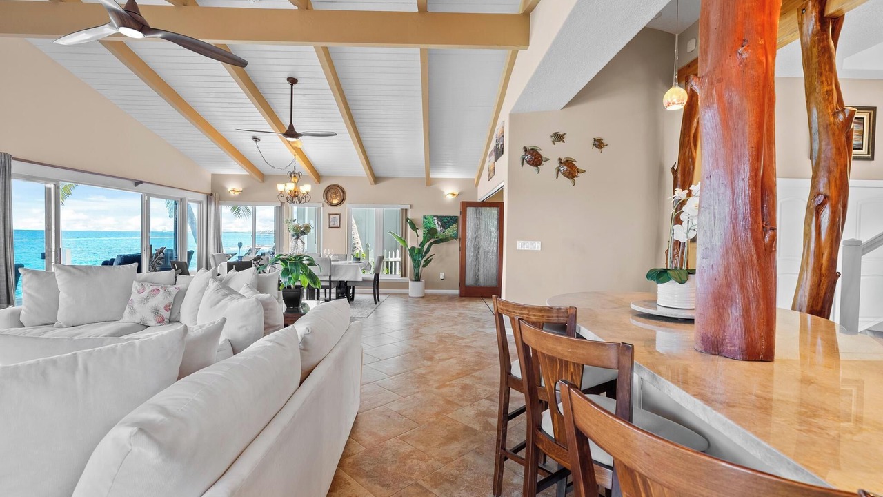 Photo of Livingroom in Kahaluu Bay