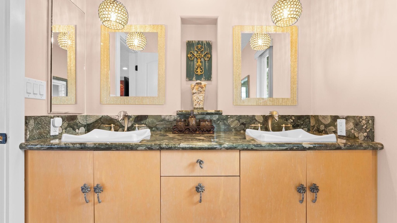 Photo of Bathroom in Kahaluu Bay