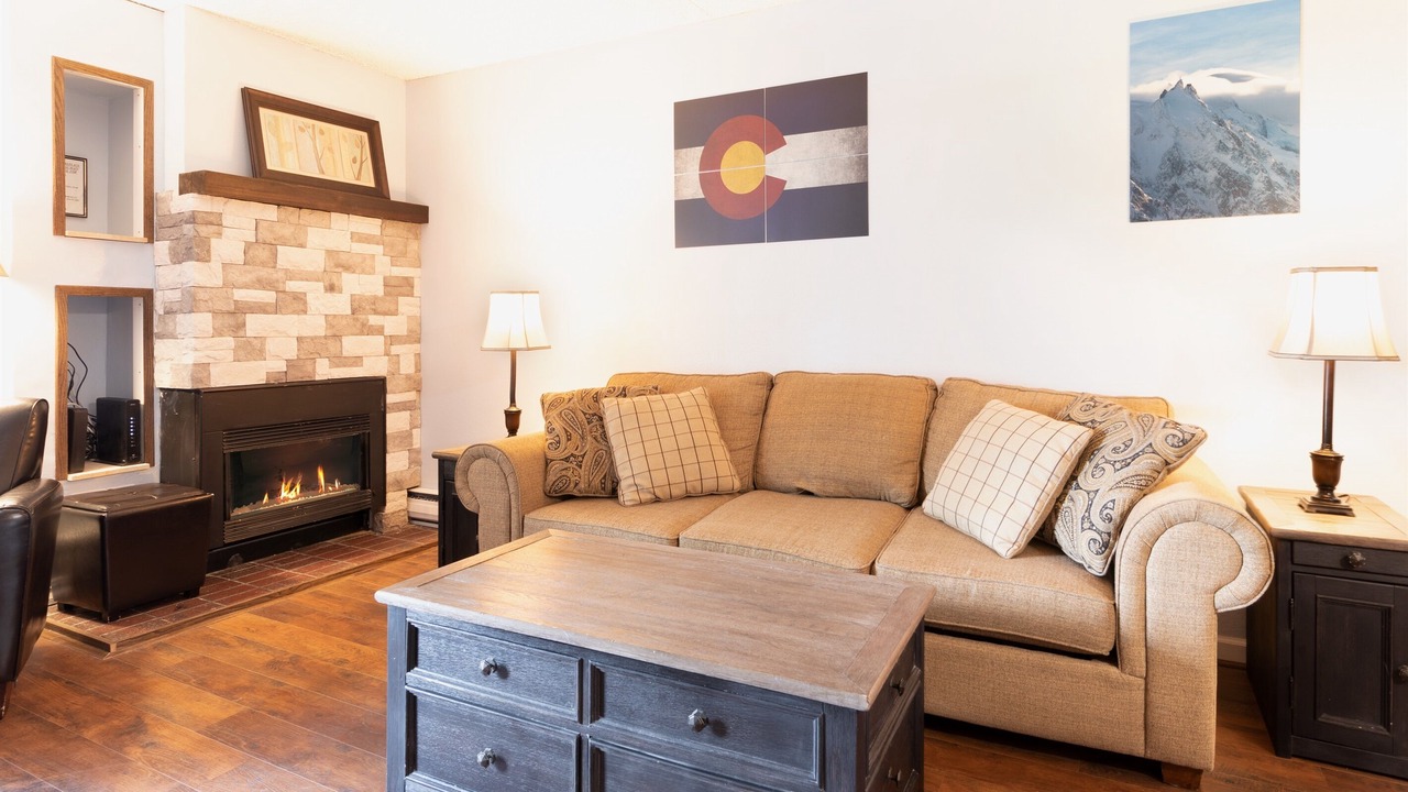 Photo of Livingroom in Peak 9