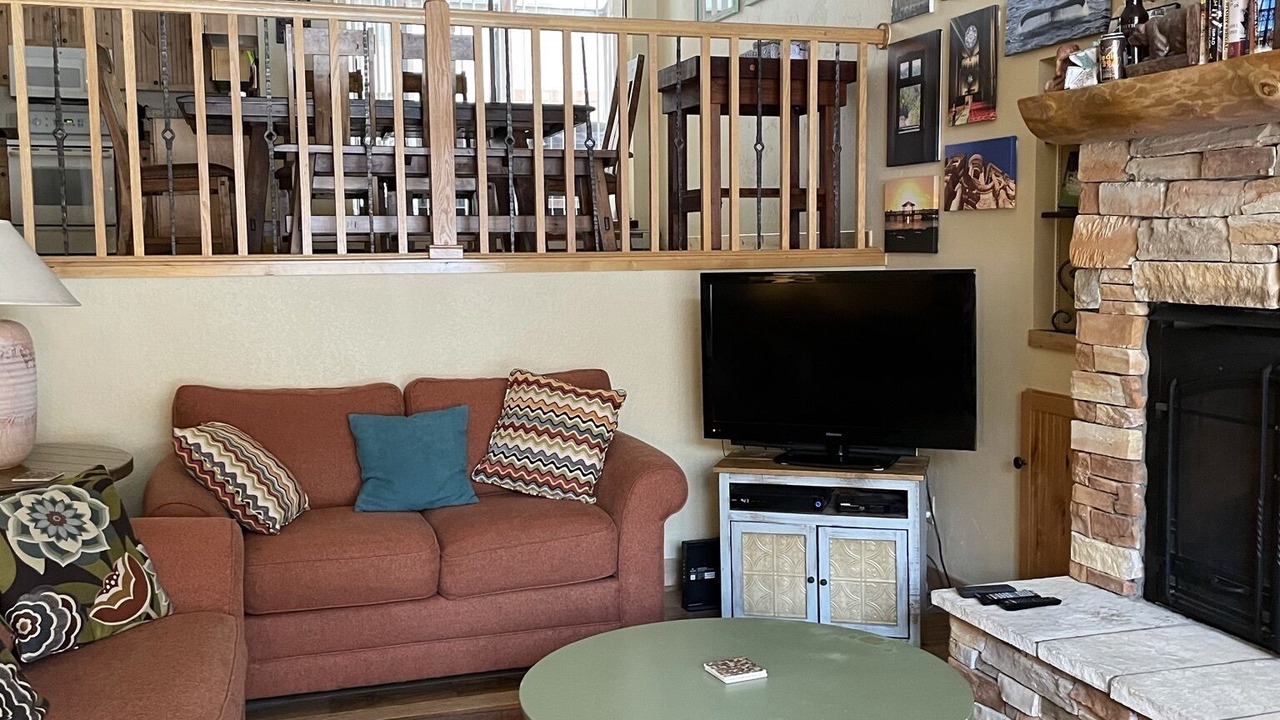 Photo of Livingroom in Peak 9
