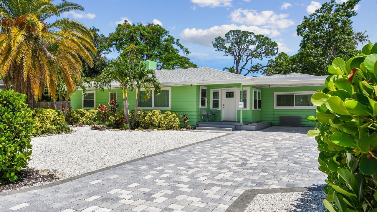 Photo of Outdoor in South Poinsettia