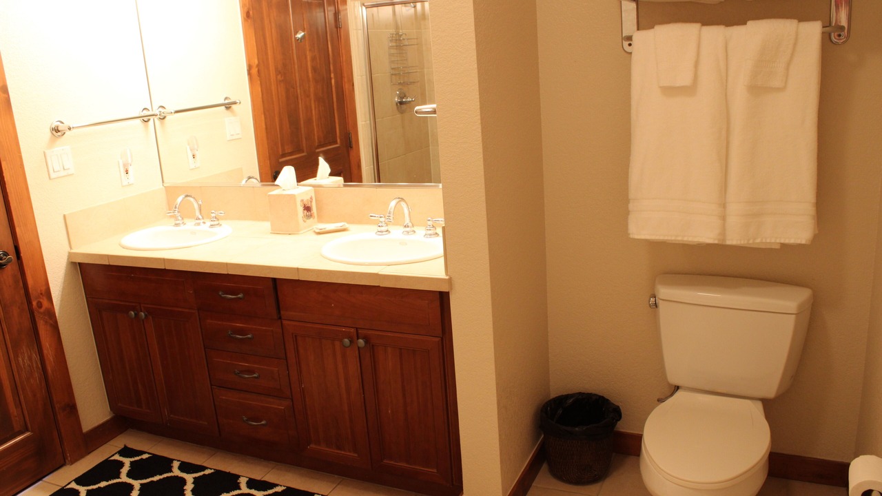 Photo of Bathroom in Peak 9