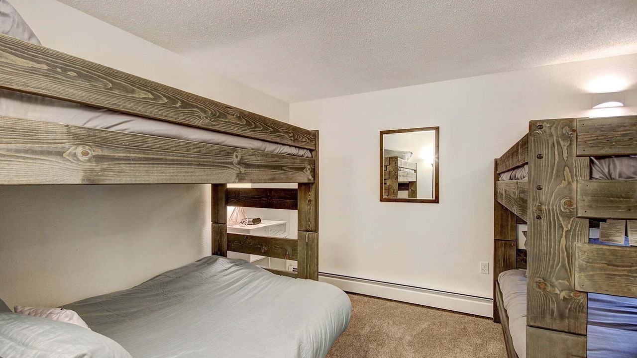 Photo of Bedroom in Peak 8