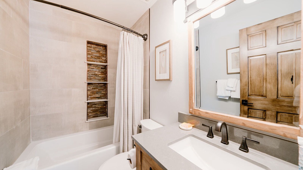 Photo of Bathroom in Peak 8