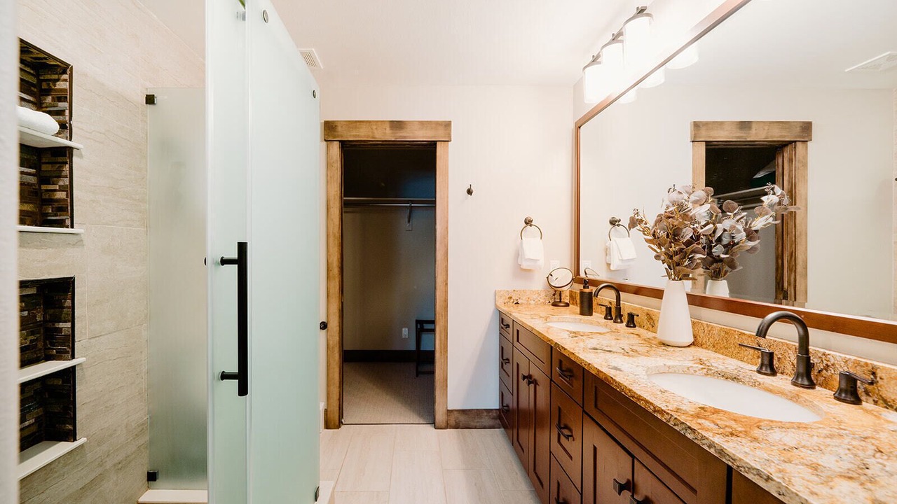 Photo of Bathroom in Peak 8