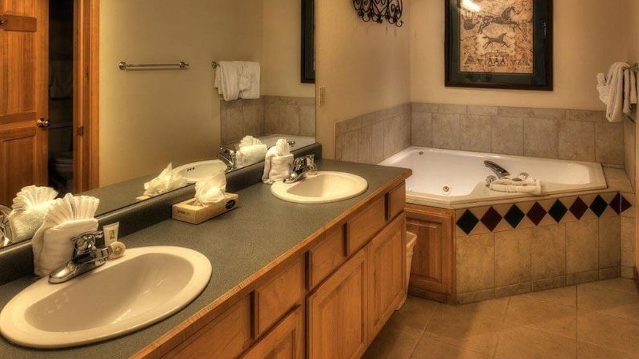 Photo of Bathroom in Four O'Clock