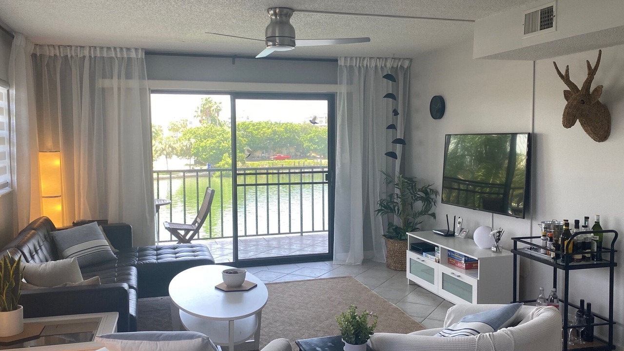 Photo of Livingroom in Capri Isle
