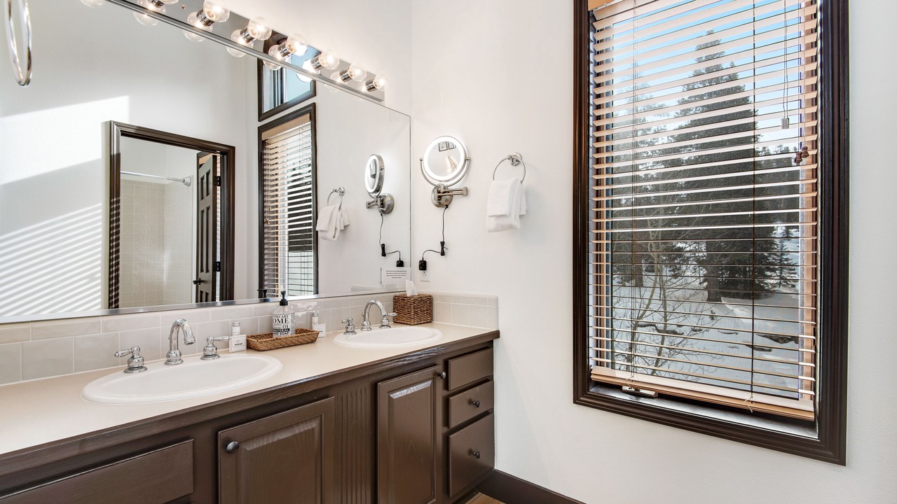 Photo of Bathroom in Peak 8