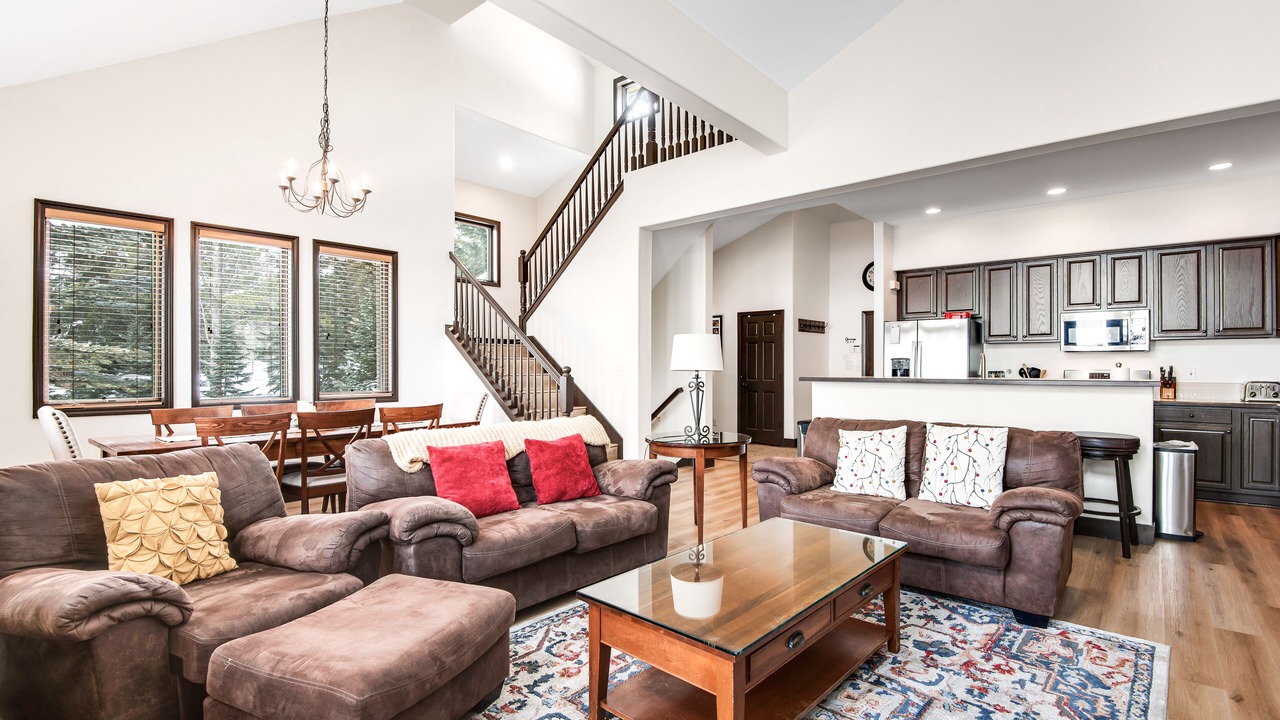 Photo of Livingroom in Peak 8