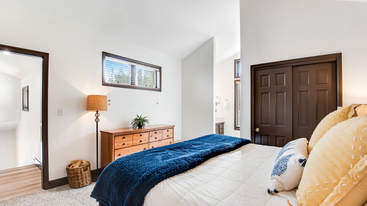 Photo of Bedroom in Peak 8