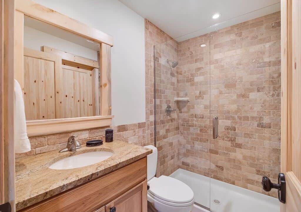 Photo of Bathroom in Peak 8