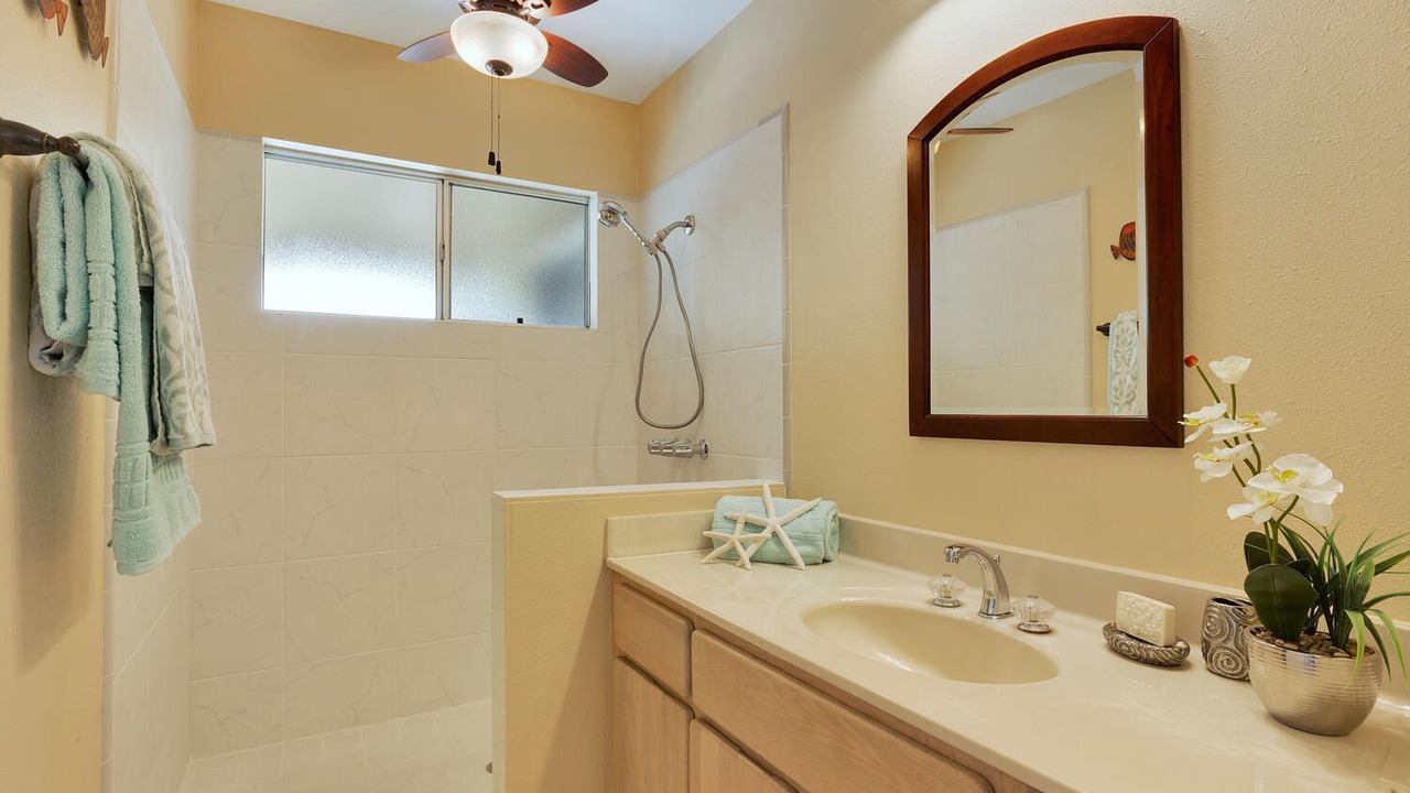 Photo of Bathroom in Kahaluu Bay