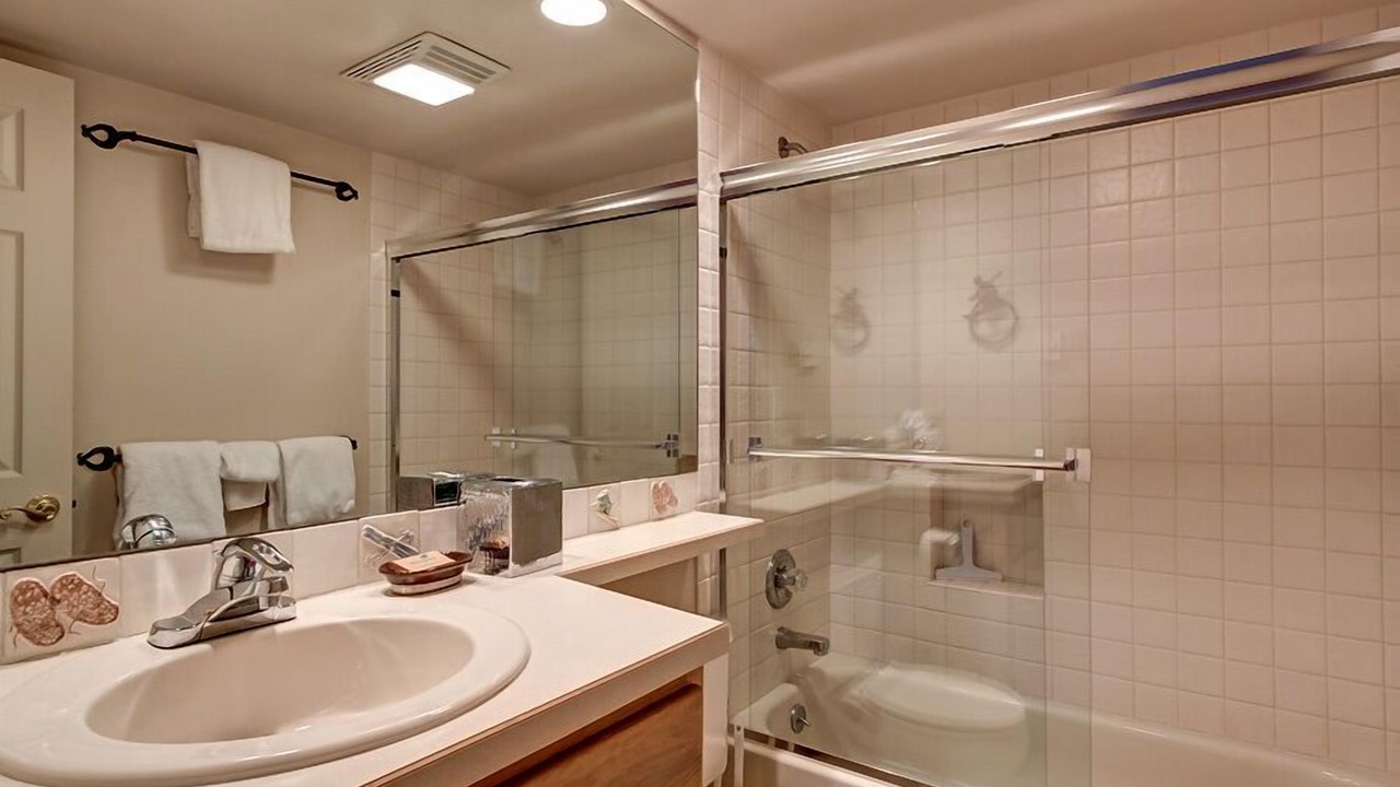 Photo of Bathroom in Four O'Clock