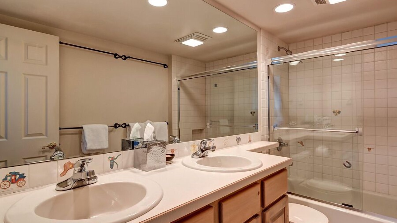 Photo of Bathroom in Four O'Clock