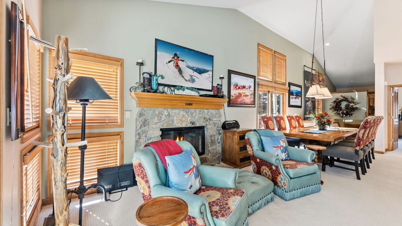 Photo of Livingroom in Peak 9