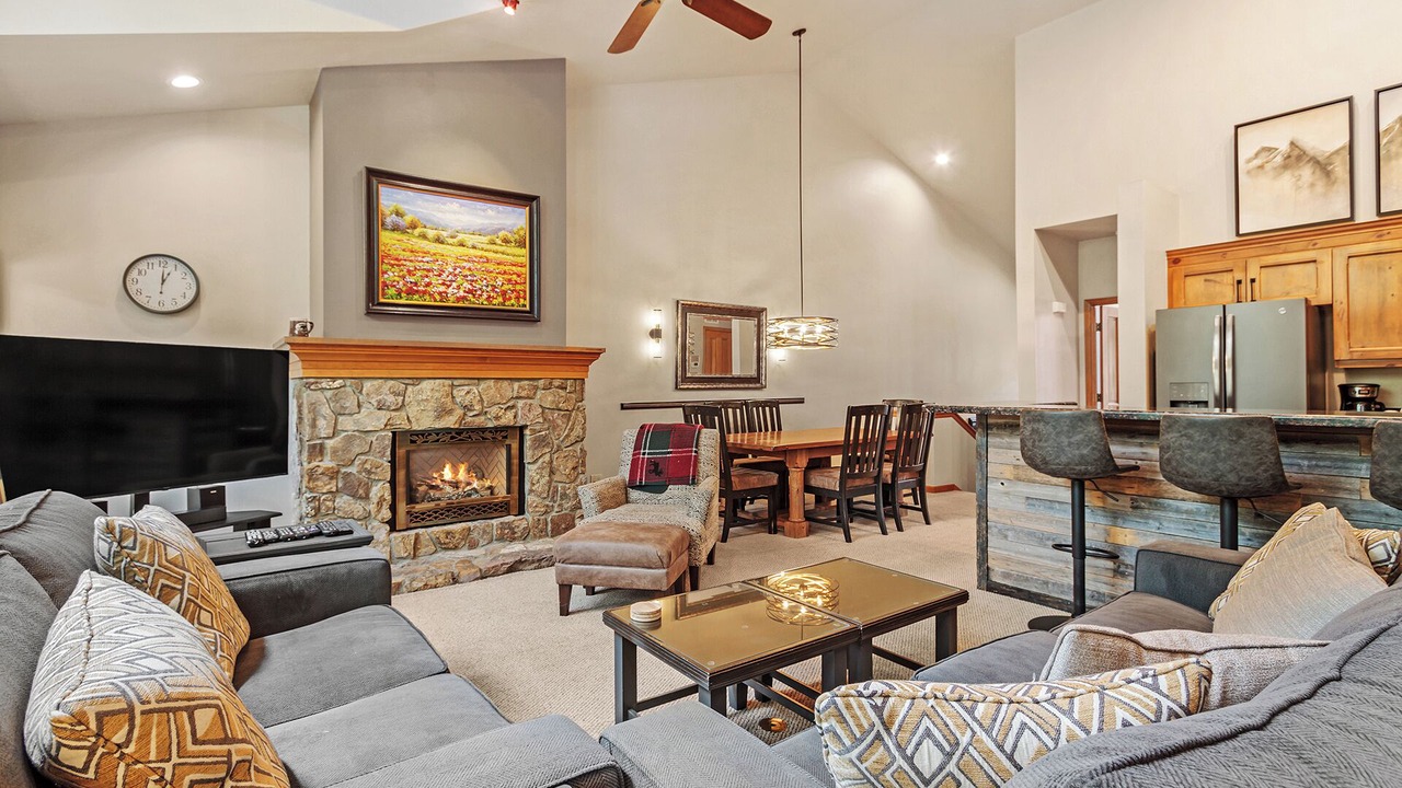Photo of Livingroom in Peak 9