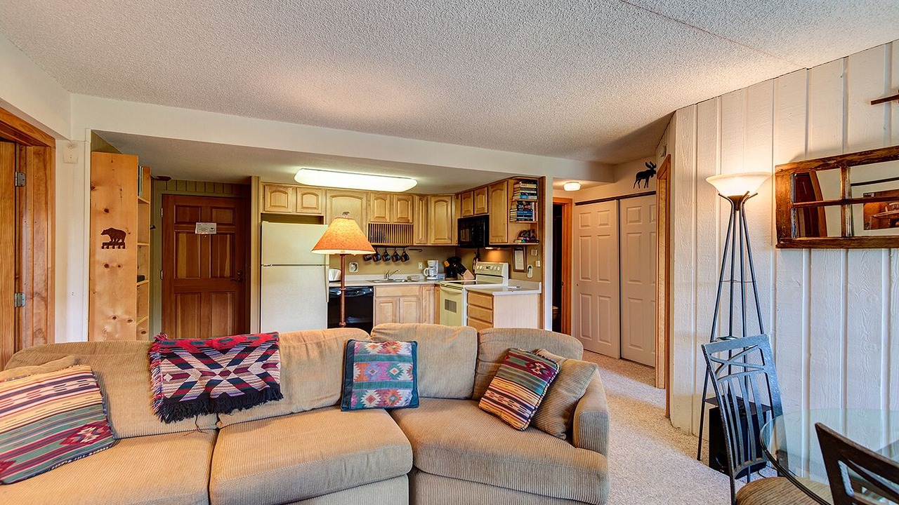 Photo of Livingroom in Peak 9