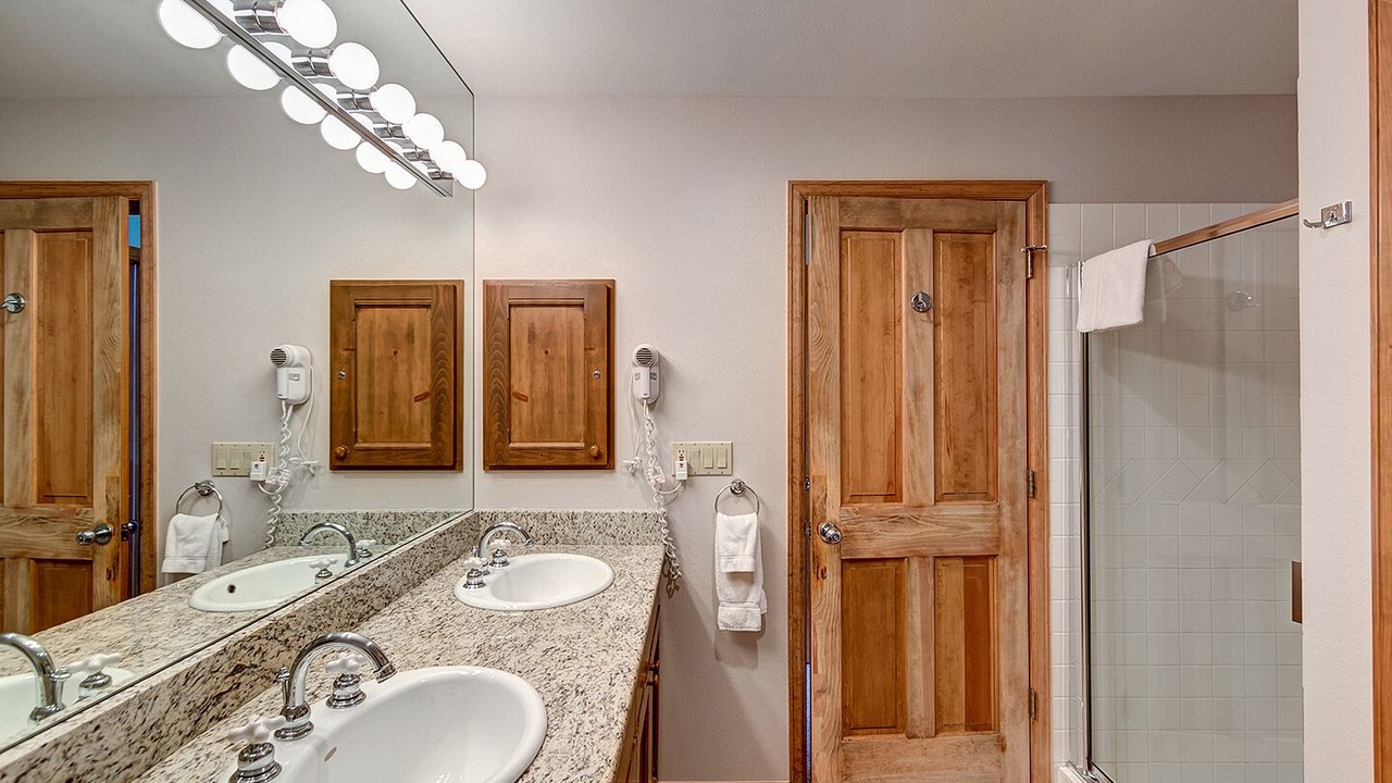 Photo of Bathroom in Peak 9