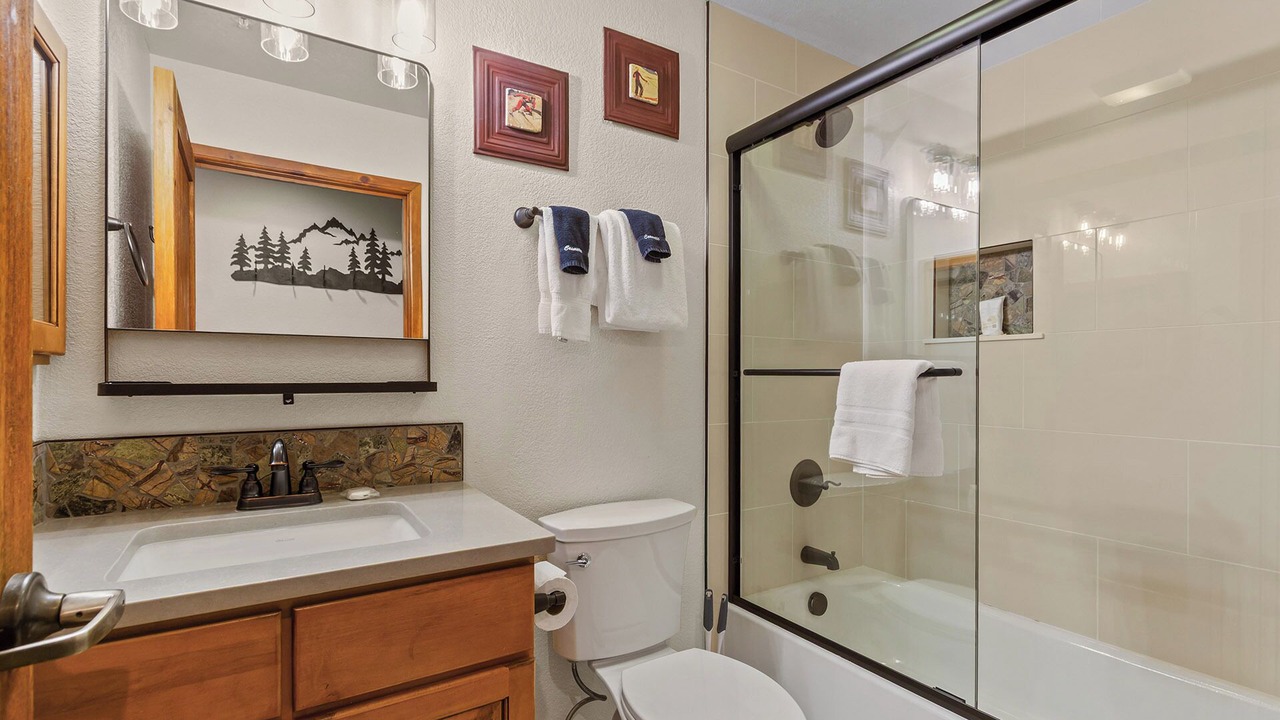 Photo of Bathroom in Four O'Clock