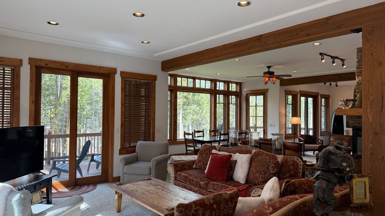 Photo of Livingroom in Peak 8