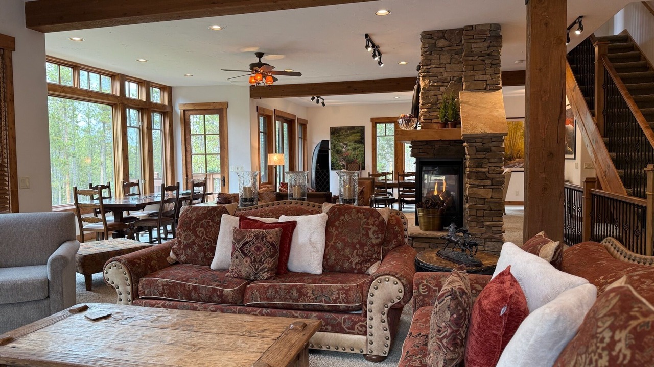 Photo of Livingroom in Peak 8