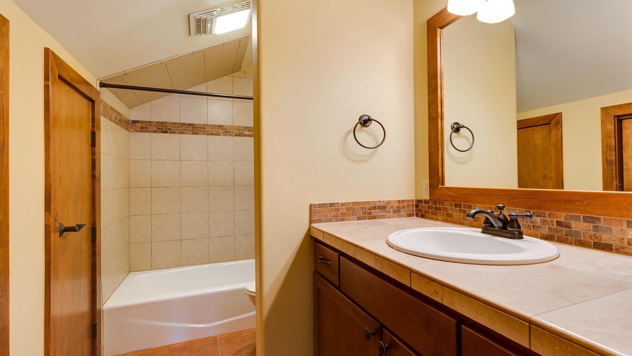 Photo of Bathroom in Four O'Clock