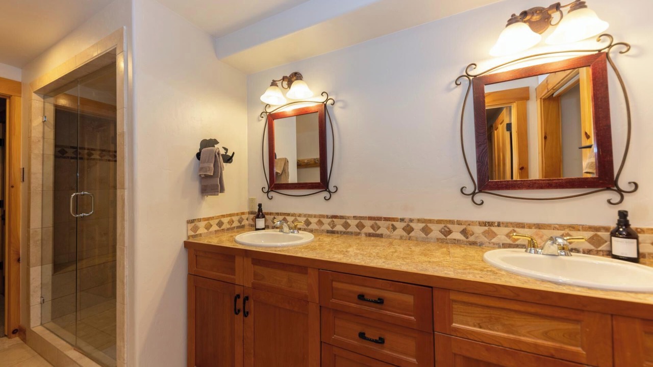 Photo of Bathroom in Peak 8